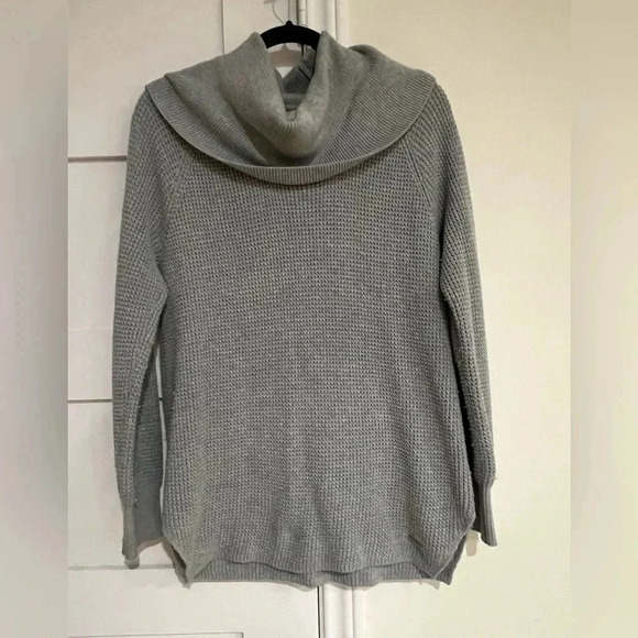 MICHAEL KORS Gray Waffle Knit Sweater Cowl Turtleneck Pullover Size Medium EUC - Picture 1 of 3